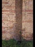 07266 ostia - regio i - insula xii - caseggiato a tabernae (i,xii,10) - ostseite - 5. laden von norden - detail - suedseite - abwasserkanal - 06-2024.jpg